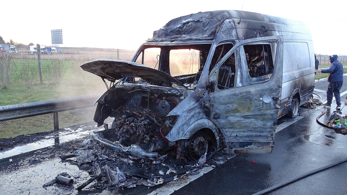 Kiégett egy kisteherautó az M5-ös autópályán - Fotókkal