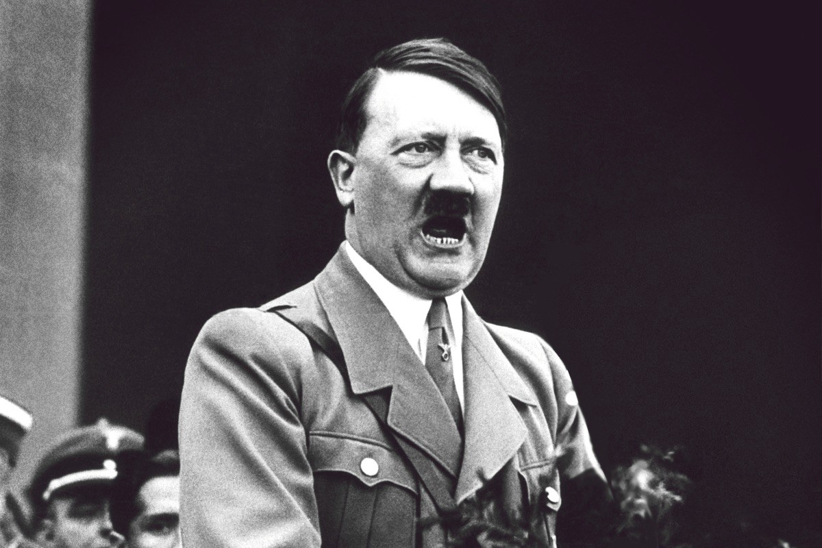 SS-jelvényben, horogkeresztes molinóval ünnepelték Hitler születésnapját Szolnokon